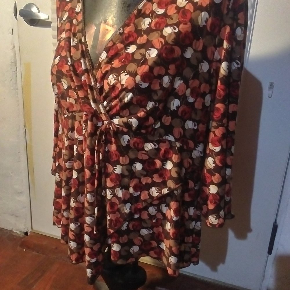 1x patterned low cut 3/4 sleeve by I. N. Studio